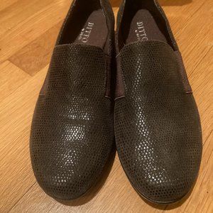 New in box 8.5 US Women's Vaneli Shoes